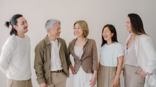 笑いあう男女