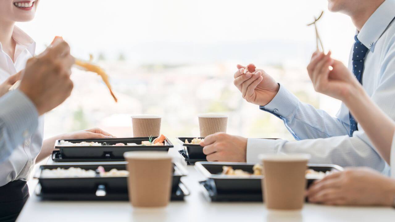 食事をしている風景