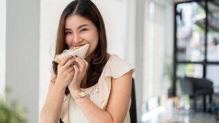 朝食を食べる女性