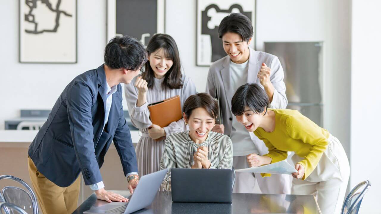 喜び合う様子